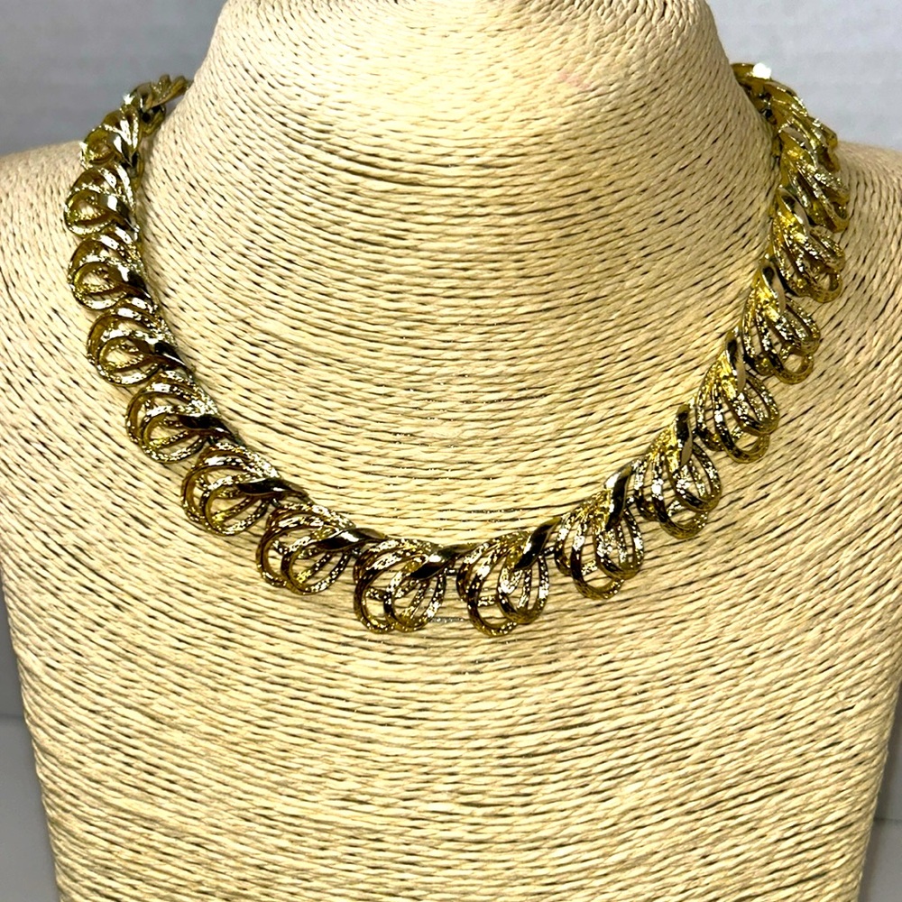 Coro gold tone leaf design necklace bib vintage elegant formal weddings